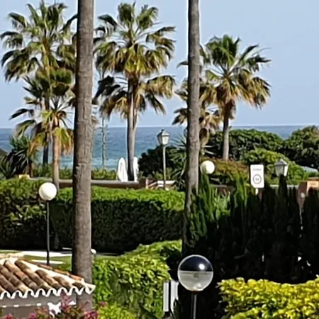 Daire Beachfront La Jacaranda *